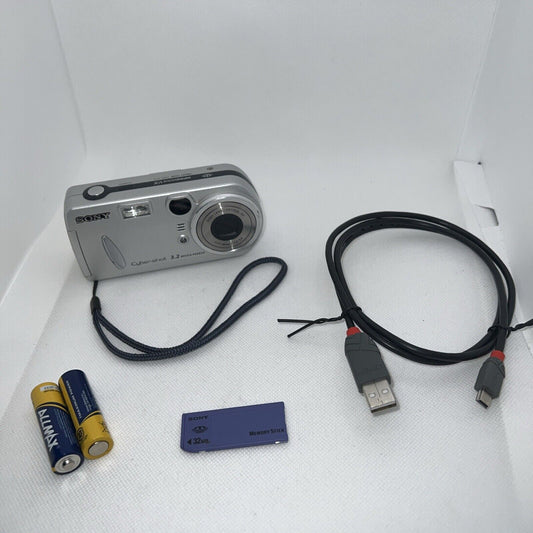 Digital Camera Sony Cyber-shot DSC-P72 3.2MP + Memory, Batteries & Cable Tested Sony